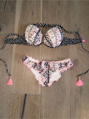 Victoria’s Secret 2 piece Cheeky Bikini size small top is 34B in great condition